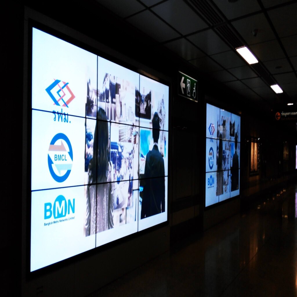 โฆษณาใน MRT จากบริษัท BMN ซึ่งเป็นบริษัทลูกของ BMCL เจ้าของ MRT