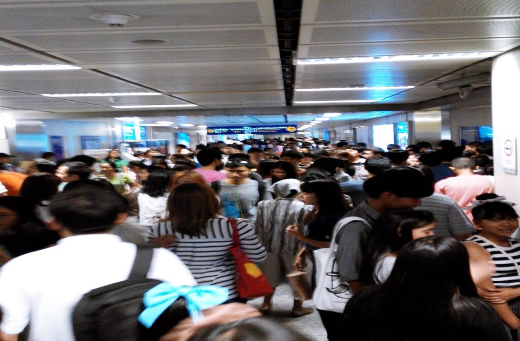 มวลมหาประชาชนมารับการคืนความสุข อิอิ