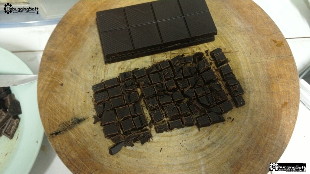 สับ Dark Choclate ทำให้ชิ้นเล็กๆ จะได้ละลายง่ายๆ
