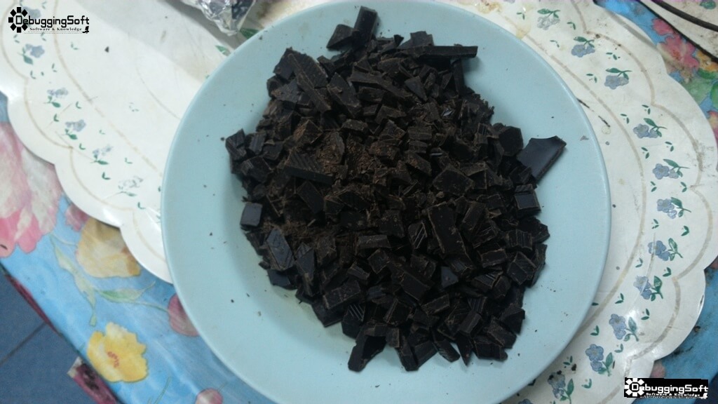 สับ Dark Choclate ทำให้ชิ้นเล็กๆ จะได้ละลายง่ายๆ