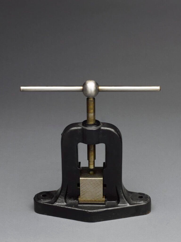 Mechanical screw press used with Berthelot-Mahler Bomb Calorimeter (instrument component; calorimeter; press - mechanical)